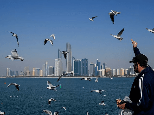 UAE Non-Oil Growth Hits Fastest Pace Since 2024, Hiring Slows